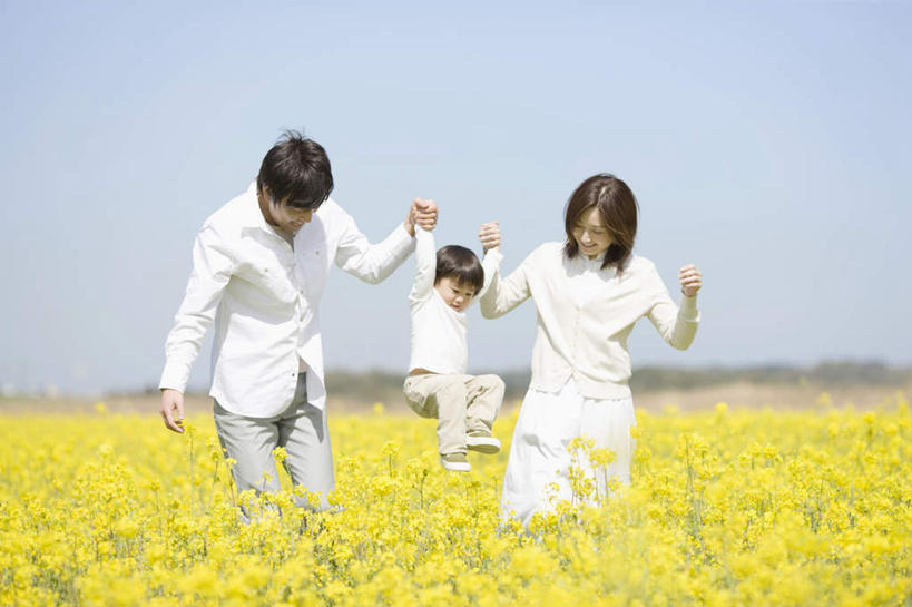 东方人,儿童,三个人,家庭,夫妻,母亲,父亲,儿子,农田,站,举,握手,笑,微笑,露齿笑,横图,室外,白天,正面,爱情,纯洁,庄稼,农作物,花海,花圃,植物,叶子,亚洲,一排,阴影,服装,整齐,盛开,光线,影子,浪漫,花蕾,扭头,注视,休闲装,黄种人,花,花瓣,花朵,花卉,鲜花,排列,小孩,衣服,蓝色,绿色,蓝天,天空,阳光,花丛,花束,花田,天,花苞,花蕊,油菜花,观察,看,托,站着,转头,休闲,温暖,温馨,父子,母子,三口之家,一家人,休闲服,恩爱,父爱,可爱,母爱,童年,童趣,恋人,服饰,晴朗,观看,和睦,察看,队列,关注,童真,烂漫,无邪,万里无云,天真,男孩,男人,男性,年轻男性,年轻女性,女人,女性,亚洲人,孩子,年轻人,夫妇,情侣,晴空,晴空万里,搀手,举起,举手,举着,拉手,手拉手,手握手,向上举,向上伸,向上托,站立,半身,彩图,耕地,庄稼田,伴侣,融洽,芸苔,芸薹,男生