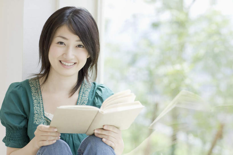 东方人,一个人,坐,笑,微笑,露齿笑,横图,室内,白天,正面,植物,窗户,落地窗,书籍,亚洲,仅一个年轻女性,仅一个女性,仅一个人,握,服装,朦胧,模糊,拿,拿着,注视,休闲装,黄种人,玻璃窗,树,树木,衣服,绿色,自然,观察,看,休闲,休闲服,握着,服饰,生长,成长,观看,察看,关注,年轻女性,女人,女性,亚洲人,书,图书,坐着,半身,彩图