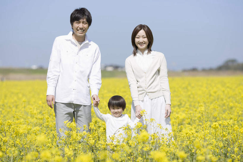 东方人,儿童,三个人,家庭,夫妻,母亲,父亲,儿子,农田,站,握手,笑,微笑,露齿笑,横图,室外,白天,正面,爱情,纯洁,庄稼,农作物,花海,花圃,植物,叶子,亚洲,一排,阴影,服装,整齐,盛开,光线,影子,浪漫,花蕾,注视,休闲装,黄种人,花,花瓣,花朵,花卉,鲜花,排列,小孩,衣服,蓝色,绿色,蓝天,天空,阳光,花丛,花束,花田,天,花苞,花蕊,油菜花,观察,看,站着,休闲,温暖,温馨,父子,母子,三口之家,一家人,休闲服,恩爱,父爱,可爱,母爱,童年,童趣,恋人,服饰,晴朗,观看,和睦,察看,队列,关注,童真,烂漫,无邪,万里无云,天真,男孩,男人,男性,年轻男性,年轻女性,女人,女性,亚洲人,孩子,年轻人,夫妇,情侣,晴空,晴空万里,搀手,拉手,手拉手,手握手,站立,半身,彩图,耕地,庄稼田,伴侣,融洽,芸苔,芸薹,男生