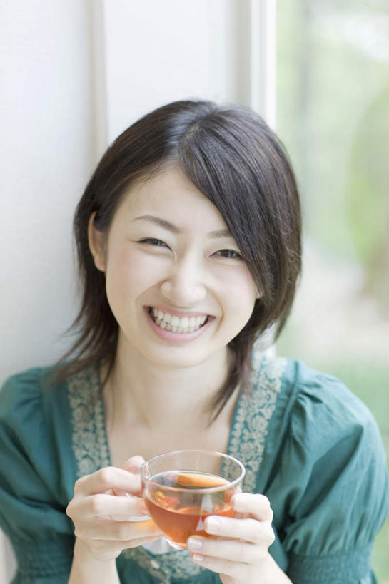 东方人,脸,头,脸颊,手,一个人,坐,笑,微笑,露齿笑,竖图,室内,特写,白天,正面,幸福,植物,茶,窗户,杯子,亚洲,双手,仅一个年轻女性,仅一个女性,仅一个人,握,服装,朦胧,模糊,茶叶,拿,拿着,注视,休闲装,黄种人,娱乐,肩膀,玻璃窗,树,树木,衣服,绿色,自然,水杯,观察,看,享受,休闲,温馨,手部,休闲服,放松,乐趣,握着,服饰,生长,成长,观看,察看,提神,舒适,关注,醒脑,年轻女性,女人,女性,亚洲人,头部,脸部,脸蛋,面部,茶杯,坐着,半身,彩图