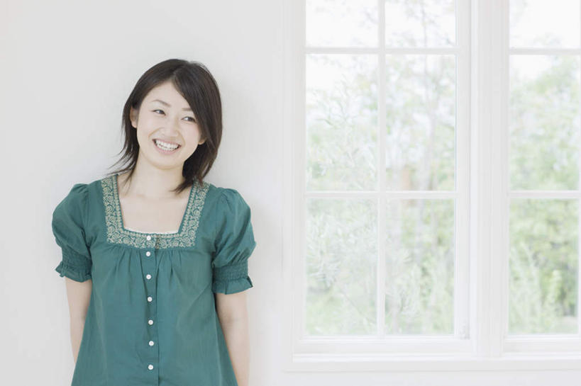 东方人,一个人,站,笑,微笑,露齿笑,横图,室内,白天,白色背景,正面,亚洲,仅一个年轻女性,仅一个女性,仅一个人,阴影,服装,反射,影子,注视,休闲装,黄种人,衣服,观察,看,站着,休闲,休闲服,服饰,观看,察看,关注,年轻女性,女人,女性,亚洲人,站立,半身,彩图