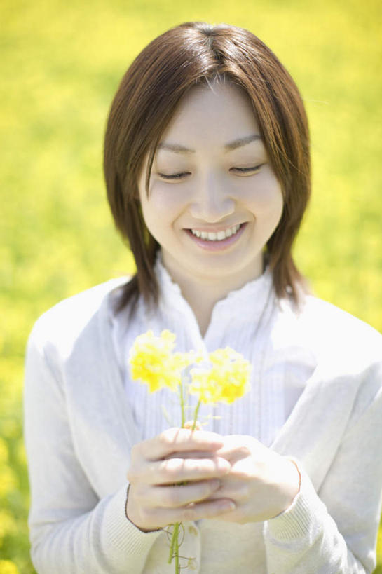 东方人,一个人,农田,站,闭眼,笑,微笑,露齿笑,竖图,室外,白天,正面,庄稼,农作物,花海,花圃,美景,植物,叶子,亚洲,仅一个年轻女性,仅一个女性,仅一个人,握,服装,朦胧,模糊,盛开,景观,拿,花蕾,拿着,休闲装,黄种人,花,花瓣,花朵,花卉,鲜花,衣服,绿色,自然,花丛,花束,花田,花苞,花蕊,油菜花,站着,休闲,休闲服,景色,握着,服饰,自然风光,年轻女性,女人,女性,亚洲人,闭眼睛,闭着眼,闭着眼睛,站立,半身,彩图,耕地,庄稼田,芸苔,芸薹