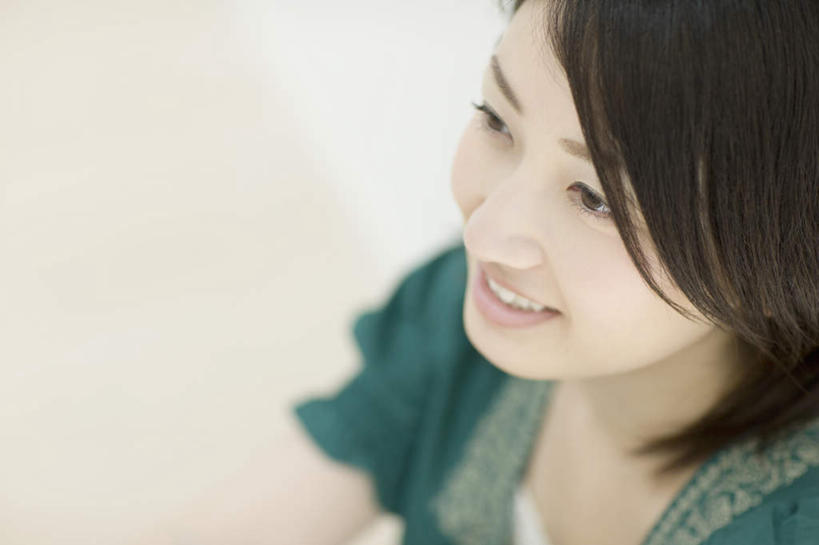 东方人,脸,头,脸颊,一个人,坐,笑,微笑,露齿笑,横图,俯视,室内,特写,白天,亚洲,仅一个年轻女性,仅一个女性,仅一个人,服装,朦胧,模糊,墙,注视,休闲装,黄种人,肩膀,墙壁,墙面,衣服,绿色,白色,观察,看,休闲,休闲服,服饰,观看,察看,关注,年轻女性,女人,女性,亚洲人,头部,脸部,脸蛋,面部,坐着,半身,彩图,高角度拍摄