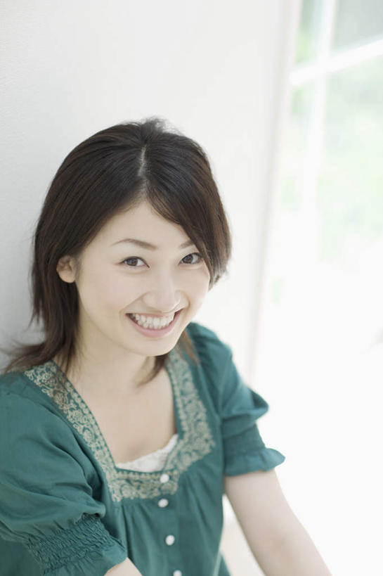 东方人,一个人,坐,笑,微笑,露齿笑,竖图,俯视,室内,白天,窗户,落地窗,亚洲,仅一个年轻女性,仅一个女性,仅一个人,服装,朦胧,模糊,墙,注视,休闲装,黄种人,玻璃窗,墙壁,墙面,衣服,绿色,白色,观察,看,休闲,休闲服,服饰,观看,察看,关注,年轻女性,女人,女性,亚洲人,坐着,半身,彩图,高角度拍摄