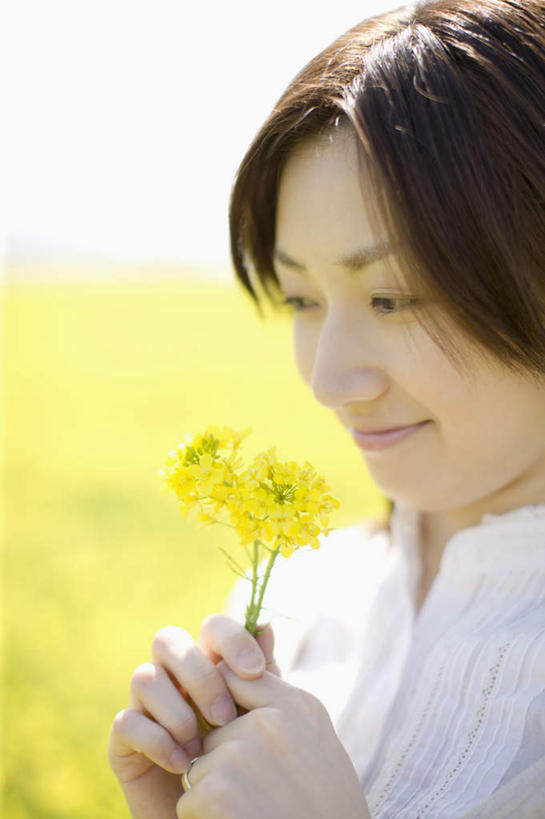 东方人,脸,头,脸颊,一个人,农田,站,笑,微笑,露齿笑,竖图,室外,特写,白天,正面,庄稼,农作物,花海,花圃,美景,植物,叶子,亚洲,仅一个年轻女性,仅一个女性,仅一个人,握,服装,朦胧,模糊,盛开,景观,拿,花蕾,拿着,注视,休闲装,黄种人,肩膀,花,花瓣,花朵,花卉,鲜花,衣服,绿色,自然,花丛,花束,花田,花苞,花蕊,油菜花,观察,看,站着,休闲,休闲服,景色,握着,服饰,观看,察看,关注,自然风光,年轻女性,女人,女性,亚洲人,头部,脸部,脸蛋,面部,站立,半身,彩图,耕地,庄稼田,芸苔,芸薹