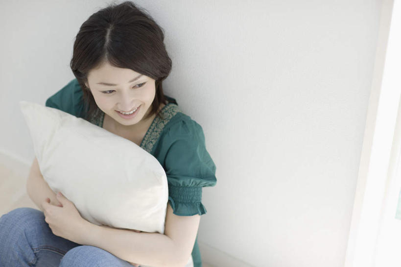 东方人,一个人,坐,抱,笑,微笑,露齿笑,横图,俯视,室内,白天,窗户,靠垫,落地窗,亚洲,仅一个年轻女性,仅一个女性,仅一个人,服装,朦胧,模糊,墙,靠枕,注视,休闲装,黄种人,玻璃窗,墙壁,墙面,衣服,绿色,白色,垫子,枕头,观察,看,休闲,休闲服,服饰,抱着,观看,察看,搂着,关注,年轻女性,女人,女性,亚洲人,搂,搂抱,坐着,半身,彩图,高角度拍摄