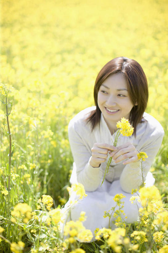 东方人,一个人,农田,蹲,笑,微笑,露齿笑,竖图,俯视,室外,白天,旅游,度假,庄稼,农作物,花海,花圃,美景,植物,叶子,亚洲,仅一个年轻女性,仅一个女性,仅一个人,握,服装,朦胧,模糊,盛开,景观,拿,花蕾,拿着,注视,休闲装,黄种人,娱乐,花,花瓣,花朵,花卉,鲜花,衣服,绿色,自然,花丛,花束,花田,花苞,花蕊,油菜花,观察,看,享受,休闲,休闲服,景色,放松,握着,服饰,观看,察看,关注,自然风光,年轻女性,女人,女性,亚洲人,蹲着,半身,彩图,高角度拍摄,耕地,庄稼田,芸苔,芸薹