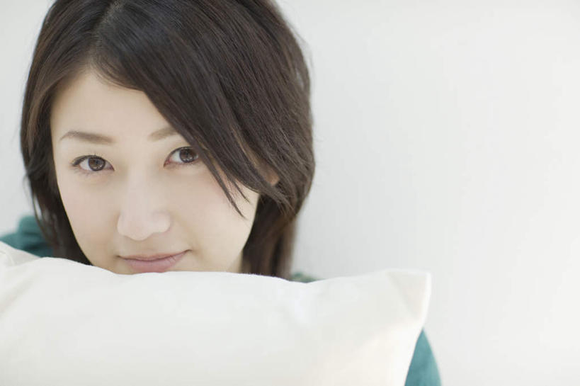 东方人,脸,头,脸颊,一个人,坐,笑,微笑,横图,室内,特写,白天,正面,靠垫,亚洲,仅一个年轻女性,仅一个女性,仅一个人,阴影,服装,朦胧,模糊,反射,影子,墙,靠枕,注视,休闲装,黄种人,肩膀,墙壁,墙面,衣服,白色,垫子,枕头,观察,看,休闲,休闲服,服饰,观看,察看,关注,年轻女性,女人,女性,亚洲人,头部,脸部,脸蛋,面部,坐着,半身,彩图