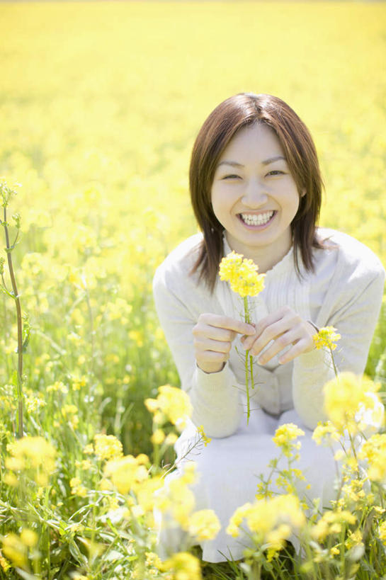 东方人,一个人,农田,蹲,笑,微笑,露齿笑,竖图,俯视,室外,白天,旅游,度假,庄稼,农作物,花海,花圃,美景,植物,叶子,亚洲,仅一个年轻女性,仅一个女性,仅一个人,握,服装,朦胧,模糊,盛开,景观,拿,花蕾,拿着,注视,休闲装,黄种人,娱乐,花,花瓣,花朵,花卉,鲜花,衣服,绿色,自然,花丛,花束,花田,花苞,花蕊,油菜花,观察,看,享受,休闲,休闲服,景色,放松,握着,服饰,观看,察看,关注,自然风光,年轻女性,女人,女性,亚洲人,蹲着,半身,彩图,高角度拍摄,耕地,庄稼田,芸苔,芸薹