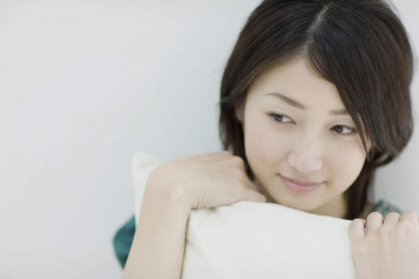 东方人,脸,头,脸颊,手,一个人,坐,抱,笑,微笑,横图,室内,特写,白天,正面,靠垫,亚洲,双手,仅一个年轻女性,仅一个女性,仅一个人,阴影,服装,朦胧,模糊,反射,影子,墙,靠枕,注视,休闲装,黄种人,肩膀,墙壁,墙面,衣服,白色,垫子,枕头,观察,看,休闲,手部,休闲服,服饰,抱着,观看,察看,搂着,关注,年轻女性,女人,女性,亚洲人,头部,脸部,脸蛋,面部,搂,搂抱,坐着,半身,彩图