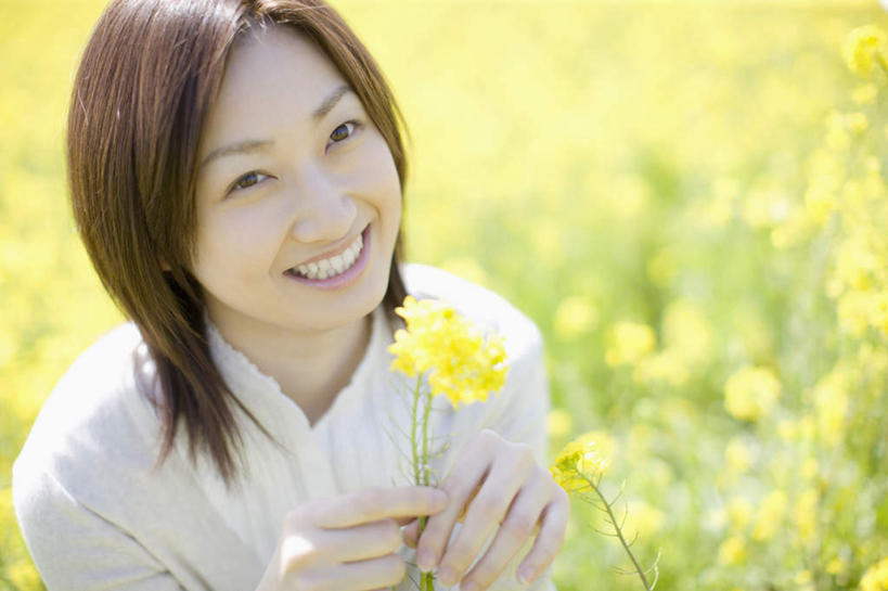 东方人,一个人,农田,蹲,笑,微笑,露齿笑,横图,俯视,室外,白天,旅游,度假,庄稼,农作物,花海,花圃,美景,植物,叶子,亚洲,仅一个年轻女性,仅一个女性,仅一个人,握,服装,朦胧,模糊,盛开,景观,拿,花蕾,拿着,注视,休闲装,黄种人,娱乐,花,花瓣,花朵,花卉,鲜花,衣服,绿色,自然,花丛,花束,花田,花苞,花蕊,油菜花,观察,看,享受,休闲,休闲服,景色,放松,握着,服饰,观看,察看,关注,自然风光,年轻女性,女人,女性,亚洲人,蹲着,半身,彩图,高角度拍摄,耕地,庄稼田,芸苔,芸薹