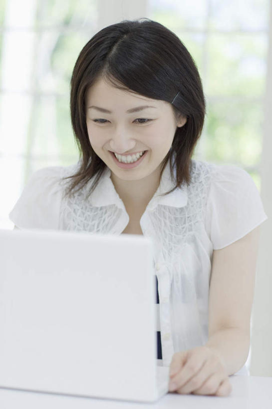 东方人,一个人,客厅,坐,笑,微笑,露齿笑,竖图,室内,白天,正面,电脑,笔记本电脑,窗户,桌面,桌子,亚洲,仅一个年轻女性,仅一个女性,仅一个人,服装,朦胧,模糊,网络,木制,注视,休闲装,黄种人,通讯设备,玻璃窗,衣服,木制品,观察,看,休闲,休闲服,服饰,观看,察看,无线,起居室,关注,通信设备,无线网络,无线上网,便携式电脑,客堂,手提电脑,年轻女性,女人,女性,亚洲人,坐着,半身,彩图