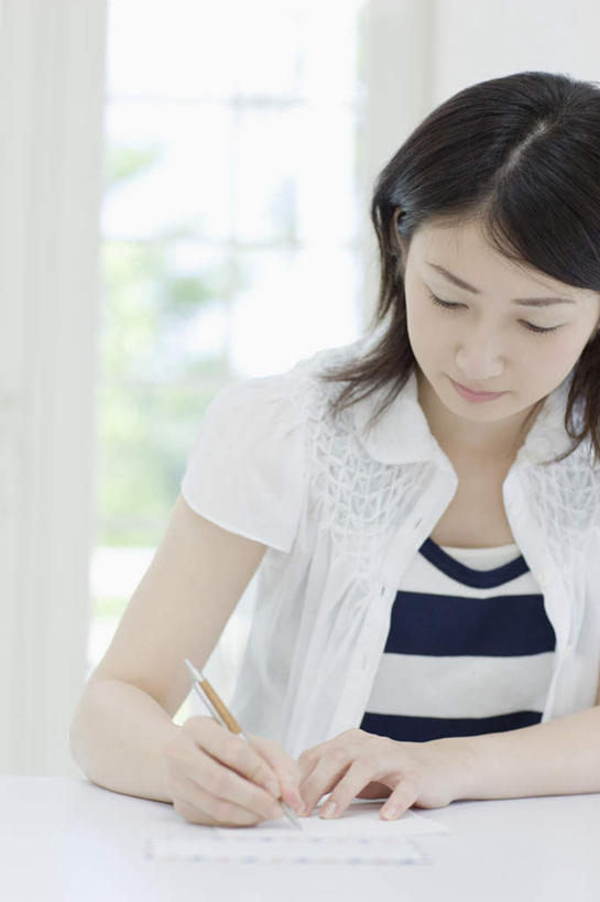 东方人,一个人,客厅,坐,竖图,室内,白天,正面,植物,窗户,桌面,桌子,亚洲,仅一个年轻女性,仅一个女性,仅一个人,握,服装,朦胧,模糊,木制,笔,墙,办公用品,记事本,拿,拿着,注视,休闲装,黄种人,玻璃窗,墙壁,墙面,文具,树,树木,衣服,绿色,白色,自然,本子,笔记本,木制品,学习用品,低头,观察,看,休闲,休闲服,握着,服饰,生长,成长,观看,文具用品,察看,起居室,书写,关注,客堂,年轻女性,女人,女性,亚洲人,坐着,半身,彩图
