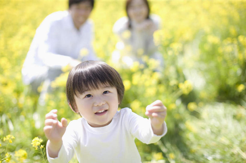 东方人,儿童,三个人,家庭,夫妻,母亲,父亲,儿子,农田,站,蹲,举,笑,微笑,露齿笑,横图,俯视,室外,白天,爱情,纯洁,庄稼,农作物,花海,花圃,植物,叶子,亚洲,握,服装,朦胧,模糊,盛开,浪漫,拿,花蕾,拿着,注视,休闲装,黄种人,花,花瓣,花朵,花卉,鲜花,小孩,衣服,绿色,花丛,花束,花田,花苞,花蕊,油菜花,观察,看,托,站着,休闲,温暖,温馨,父子,母子,三口之家,一家人,休闲服,恩爱,父爱,可爱,母爱,童年,童趣,握着,恋人,服饰,观看,和睦,察看,关注,童真,烂漫,无邪,天真,男孩,男人,男性,年轻男性,年轻女性,女人,女性,亚洲人,孩子,年轻人,夫妇,情侣,蹲着,举起,举手,举着,向上举,向上伸,向上托,站立,半身,彩图,高角度拍摄,耕地,庄稼田,伴侣,融洽,芸苔,芸薹,男生