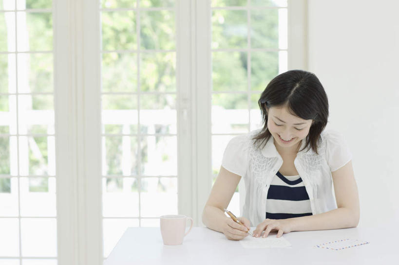 东方人,一个人,客厅,坐,笑,微笑,露齿笑,横图,室内,白天,正面,植物,窗户,桌面,桌子,亚洲,仅一个年轻女性,仅一个女性,仅一个人,握,服装,朦胧,模糊,木制,笔,墙,办公用品,记事本,拿,拿着,注视,休闲装,黄种人,玻璃窗,墙壁,墙面,文具,树,树木,衣服,绿色,白色,自然,本子,笔记本,木制品,学习用品,低头,观察,看,休闲,休闲服,握着,服饰,生长,成长,观看,文具用品,察看,起居室,书写,关注,客堂,年轻女性,女人,女性,亚洲人,坐着,半身,彩图