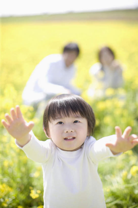 东方人,儿童,三个人,家庭,夫妻,母亲,父亲,儿子,农田,站,蹲,举,笑,微笑,露齿笑,竖图,俯视,室外,白天,爱情,纯洁,庄稼,农作物,花海,花圃,植物,叶子,亚洲,握,服装,朦胧,模糊,盛开,浪漫,拿,花蕾,拿着,注视,休闲装,黄种人,花,花瓣,花朵,花卉,鲜花,小孩,衣服,绿色,花丛,花束,花田,花苞,花蕊,油菜花,观察,看,托,站着,休闲,温暖,温馨,父子,母子,三口之家,一家人,休闲服,恩爱,父爱,可爱,母爱,童年,童趣,握着,恋人,服饰,观看,和睦,察看,关注,童真,烂漫,无邪,天真,男孩,男人,男性,年轻男性,年轻女性,女人,女性,亚洲人,孩子,年轻人,夫妇,情侣,蹲着,举起,举手,举着,向上举,向上伸,向上托,站立,半身,彩图,高角度拍摄,耕地,庄稼田,伴侣,融洽,芸苔,芸薹,男生