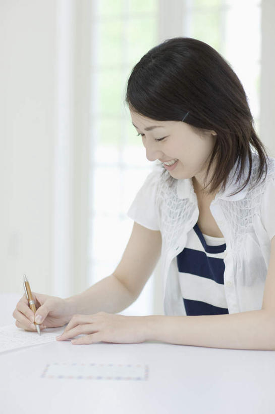 东方人,一个人,客厅,坐,笑,微笑,露齿笑,竖图,室内,白天,正面,植物,窗户,桌面,桌子,亚洲,仅一个年轻女性,仅一个女性,仅一个人,握,服装,朦胧,模糊,木制,笔,墙,办公用品,记事本,拿,拿着,注视,休闲装,黄种人,玻璃窗,墙壁,墙面,文具,树,树木,衣服,绿色,白色,自然,本子,笔记本,木制品,学习用品,低头,观察,看,休闲,休闲服,握着,服饰,生长,成长,观看,文具用品,察看,起居室,书写,关注,客堂,年轻女性,女人,女性,亚洲人,坐着,半身,彩图