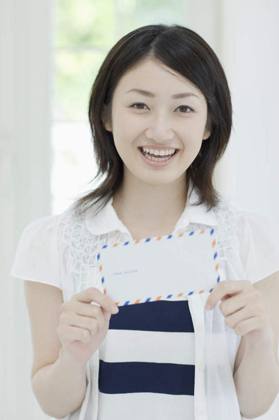 东方人,一个人,站,笑,微笑,露齿笑,竖图,室内,白天,正面,植物,窗户,亚洲,仅一个年轻女性,仅一个女性,仅一个人,握,服装,朦胧,模糊,拿,拿着,注视,休闲装,黄种人,玻璃窗,树,树木,衣服,绿色,自然,观察,看,站着,休闲,休闲服,握着,服饰,生长,成长,信件,观看,察看,关注,函件,年轻女性,女人,女性,亚洲人,站立,半身,彩图