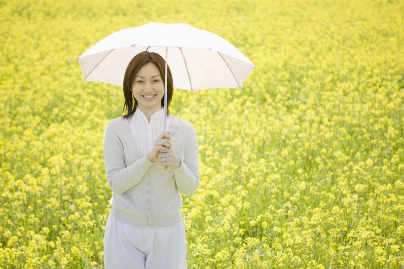 东方人,一个人,农田,站,笑,微笑,露齿笑,横图,室外,白天,正面,庄稼,农作物,花海,花圃,植物,叶子,亚洲,仅一个年轻女性,仅一个女性,仅一个人,握,服装,朦胧,模糊,盛开,伞,雨伞,遮阳伞,拿,花蕾,拿着,注视,休闲装,黄种人,阳伞,花,花瓣,花朵,花卉,鲜花,衣服,绿色,花丛,花束,花田,花苞,花蕊,油菜花,观察,看,站着,休闲,休闲服,握着,服饰,观看,察看,太阳伞,关注,年轻女性,女人,女性,亚洲人,站立,半身,彩图,耕地,庄稼田,芸苔,芸薹