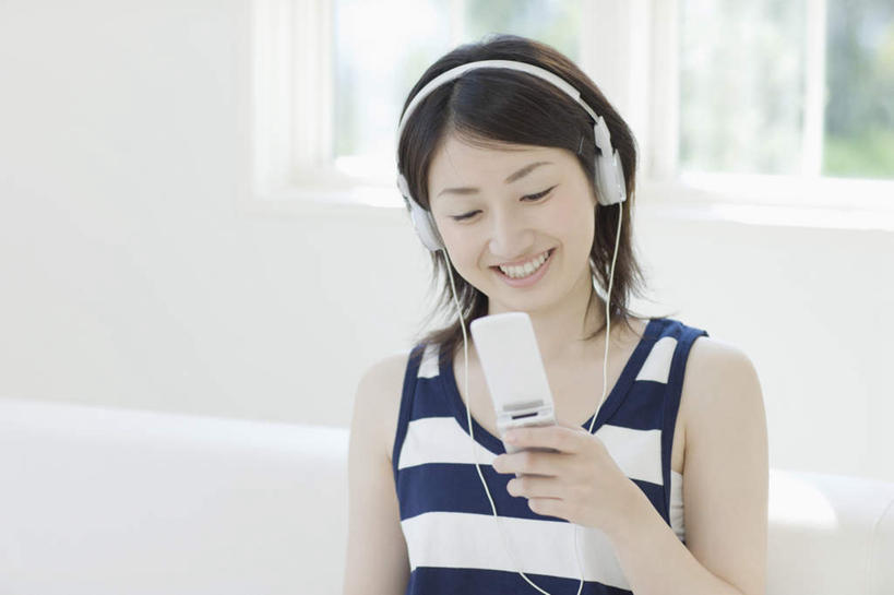 东方人,一个人,客厅,坐,笑,打电话,微笑,露齿笑,横图,室内,白天,正面,快乐,满意,幸福,窗户,沙发,电话,手机,亚洲,仅一个年轻女性,仅一个女性,仅一个人,敲打,握,服装,朦胧,模糊,背心,墙,音响,音乐,拿,听,拿着,注视,黄种人,娱乐,输入,通讯设备,玻璃窗,墙壁,墙面,衣服,白色,耳机,打字,观察,看,享受,休闲,放松,握着,服饰,观看,点击,敲击,察看,起居室,舒适,享乐,衣着,穿着,关注,布艺沙发,衣饰,客堂,交流,按键,年轻女性,女人,女性,亚洲人,沟通,通话,坐着,半身,彩图