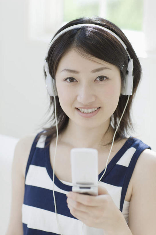 东方人,一个人,客厅,坐,笑,打电话,微笑,露齿笑,竖图,室内,白天,正面,快乐,满意,幸福,窗户,沙发,电话,手机,亚洲,仅一个年轻女性,仅一个女性,仅一个人,敲打,握,服装,朦胧,模糊,背心,墙,音响,音乐,拿,听,拿着,注视,黄种人,娱乐,输入,通讯设备,玻璃窗,墙壁,墙面,衣服,白色,耳机,打字,观察,看,享受,休闲,放松,握着,服饰,观看,点击,敲击,察看,起居室,舒适,享乐,衣着,穿着,关注,布艺沙发,衣饰,客堂,交流,按键,年轻女性,女人,女性,亚洲人,沟通,通话,坐着,半身,彩图