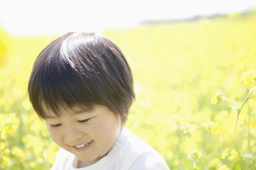 东方人,儿童,脸,头,脸颊,头发,一个人,农田,站,笑,微笑,露齿笑,横图,室外,特写,白天,正面,纯洁,庄稼,农作物,花海,花圃,植物,叶子,亚洲,仅一个男性,仅一个人,服装,朦胧,模糊,盛开,花蕾,注视,休闲装,黄种人,肩膀,花,花瓣,花朵,花卉,鲜花,小孩,衣服,绿色,黑色,花丛,花束,花田,花苞,花蕊,油菜花,观察,看,站着,仅一个小孩,休闲,休闲服,可爱,童年,童趣,服饰,观看,察看,关注,童真,烂漫,无邪,天真,男孩,男人,男性,亚洲人,孩子,头部,直发,脸部,脸蛋,面部,站立,半身,彩图,耕地,庄稼田,芸苔,芸薹,短发,男生