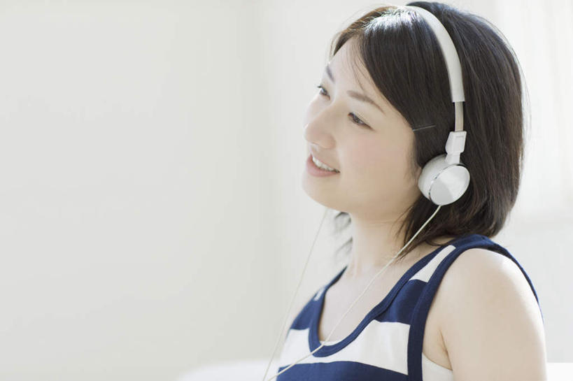 东方人,脸,头,脸颊,一个人,客厅,坐,笑,微笑,露齿笑,横图,室内,特写,白天,正面,快乐,满意,幸福,窗户,沙发,亚洲,仅一个年轻女性,仅一个女性,仅一个人,服装,朦胧,模糊,背心,百叶窗,墙,音响,音乐,注视,黄种人,娱乐,肩膀,墙壁,墙面,衣服,白色,耳机,观察,看,享受,休闲,放松,服饰,观看,察看,起居室,舒适,享乐,衣着,穿着,关注,布艺沙发,衣饰,客堂,年轻女性,女人,女性,亚洲人,头部,脸部,脸蛋,面部,坐着,半身,彩图