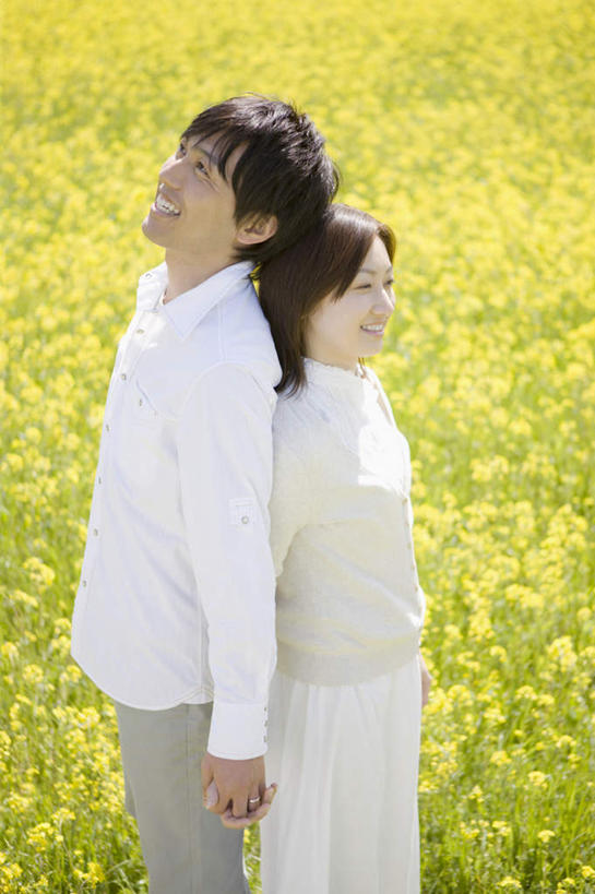 东方人,两个人,家庭,夫妻,竖图,室外,白天,正面,爱情,亚洲,服装,浪漫,注视,休闲装,黄种人,衣服,观察,看,休闲,温暖,温馨,一家人,休闲服,恩爱,恋人,服饰,观看,和睦,察看,关注,男人,男性,年轻男性,年轻女性,女人,女性,亚洲人,年轻人,夫妇,情侣,半身,彩图,伴侣,融洽