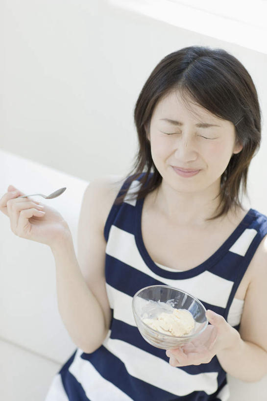 东方人,一个人,客厅,坐,闭眼,竖图,俯视,室内,白天,沙发,玻璃,亚洲,仅一个年轻女性,仅一个女性,仅一个人,握,服装,朦胧,模糊,背心,勺子,墙,冰激凌,清凉,拿,拿着,黄种人,墙壁,墙面,玻璃制品,衣服,白色,容器,调羹,汤匙,碗,冷饮,舒服,冰淇淋,握着,服饰,储藏,解暑,起居室,衣着,储存,穿着,解渴,雪糕,布艺沙发,舒爽,冰糕,消暑,衣饰,客堂,年轻女性,女人,女性,亚洲人,闭眼睛,闭着眼,闭着眼睛,坐着,半身,彩图,高角度拍摄,贮存