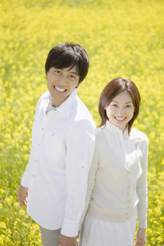 东方人,两个人,家庭,夫妻,农田,站,握手,笑,微笑,露齿笑,竖图,俯视,室外,白天,爱情,庄稼,农作物,花海,花圃,植物,叶子,亚洲,服装,盛开,浪漫,花蕾,注视,休闲装,黄种人,花,花瓣,花朵,花卉,鲜花,衣服,绿色,花丛,花束,花田,花苞,花蕊,油菜花,观察,看,站着,休闲,温暖,温馨,一家人,休闲服,恩爱,恋人,服饰,观看,和睦,察看,关注,男人,男性,年轻男性,年轻女性,女人,女性,亚洲人,年轻人,夫妇,情侣,搀手,拉手,手拉手,手握手,抬头,仰头,站立,半身,彩图,高角度拍摄,耕地,庄稼田,伴侣,融洽,芸苔,芸薹