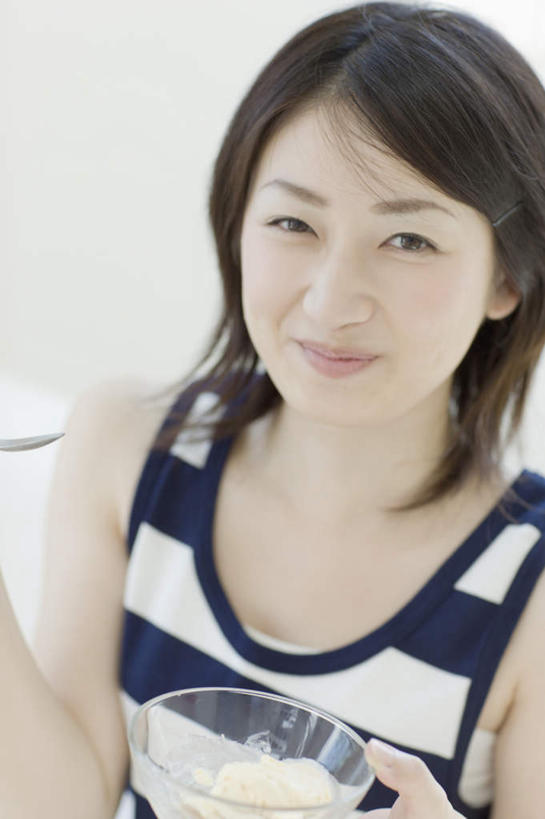 东方人,一个人,客厅,坐,笑,微笑,竖图,俯视,室内,白天,沙发,玻璃,亚洲,仅一个年轻女性,仅一个女性,仅一个人,握,服装,朦胧,模糊,背心,勺子,墙,冰激凌,清凉,拿,拿着,注视,黄种人,墙壁,墙面,玻璃制品,衣服,白色,容器,调羹,汤匙,碗,冷饮,观察,看,舒服,冰淇淋,握着,服饰,观看,储藏,解暑,察看,起居室,衣着,储存,穿着,关注,解渴,雪糕,布艺沙发,舒爽,冰糕,消暑,衣饰,客堂,年轻女性,女人,女性,亚洲人,坐着,半身,彩图,高角度拍摄,贮存