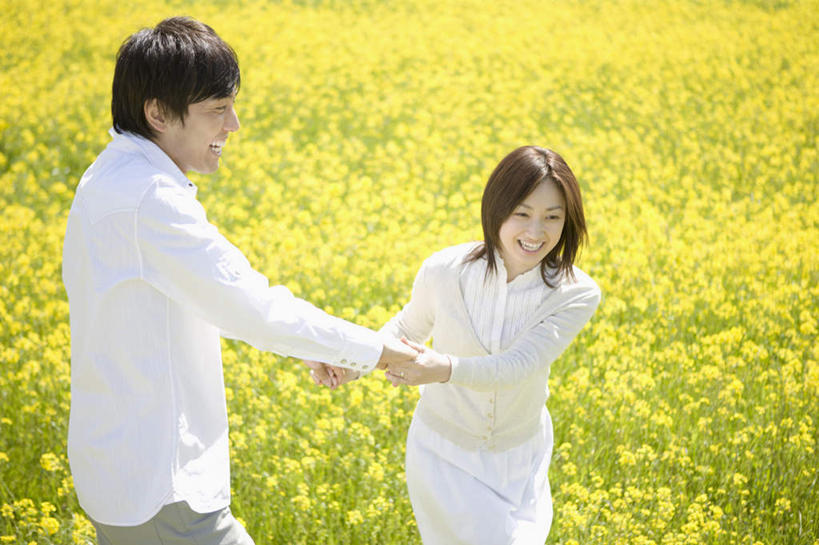 东方人,两个人,家庭,夫妻,农田,站,握手,笑,微笑,露齿笑,横图,俯视,室外,白天,爱情,庄稼,农作物,花海,花圃,植物,叶子,亚洲,服装,盛开,浪漫,花蕾,注视,休闲装,黄种人,花,花瓣,花朵,花卉,鲜花,衣服,绿色,花丛,花束,花田,花苞,花蕊,油菜花,观察,看,站着,休闲,温暖,温馨,一家人,休闲服,恩爱,恋人,服饰,观看,和睦,察看,关注,男人,男性,年轻男性,年轻女性,女人,女性,亚洲人,年轻人,夫妇,情侣,搀手,拉手,手拉手,手握手,站立,半身,彩图,高角度拍摄,耕地,庄稼田,伴侣,融洽,芸苔,芸薹