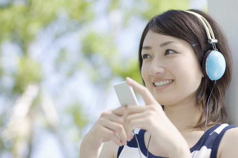 东方人,一个人,站,笑,微笑,露齿笑,横图,室外,白天,正面,陶醉,快乐,满意,幸福,植物,亚洲,仅一个年轻女性,仅一个女性,仅一个人,握,条纹,服装,朦胧,模糊,背心,墙,音响,音乐,拿,听,音乐播放器,拿着,注视,黄种人,娱乐,墙壁,墙面,树,树木,衣服,绿色,白色,自然,耳机,观察,看,站着,享受,休闲,放松,握着,服饰,生长,成长,观看,察看,舒适,享乐,衣着,穿着,关注,MP3播放器,衣饰,年轻女性,女人,女性,亚洲人,站立,半身,彩图,播放器,沉醉