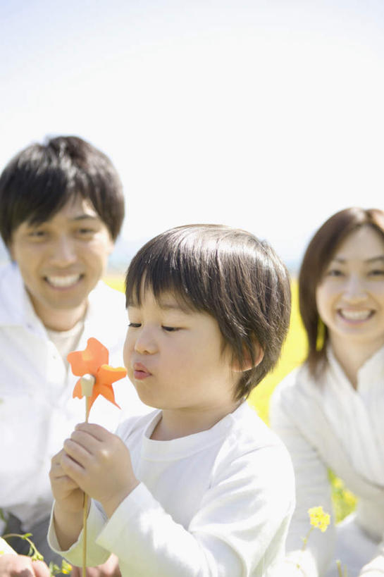 东方人,儿童,三个人,家庭,夫妻,母亲,父亲,儿子,站,坐,闭眼,笑,微笑,露齿笑,竖图,室外,白天,正面,爱情,快乐,自由,幸福,纯洁,风车,玩具,亚洲,握,服装,朦胧,模糊,浪漫,拿,拿着,注视,休闲装,黄种人,娱乐,一个,小孩,衣服,蓝色,蓝天,天空,天,吹,观察,看,站着,休闲,温暖,温馨,喜庆,父子,母子,三口之家,一家人,休闲服,恩爱,父爱,活力,可爱,母爱,童年,童趣,握着,恋人,服饰,晴朗,单个,观看,希望,吉祥,和睦,察看,象征,关注,和平,梦想,童真,烂漫,无邪,忠诚,万里无云,进取,灵动,勇敢,勤奋,天真,团结,幸运,男孩,男人,男性,年轻男性,年轻女性,女人,女性,亚洲人,孩子,年轻人,夫妇,情侣,晴空,晴空万里,闭眼睛,闭着眼,闭着眼睛,站立,坐着,半身,彩图,伴侣,融洽,男生