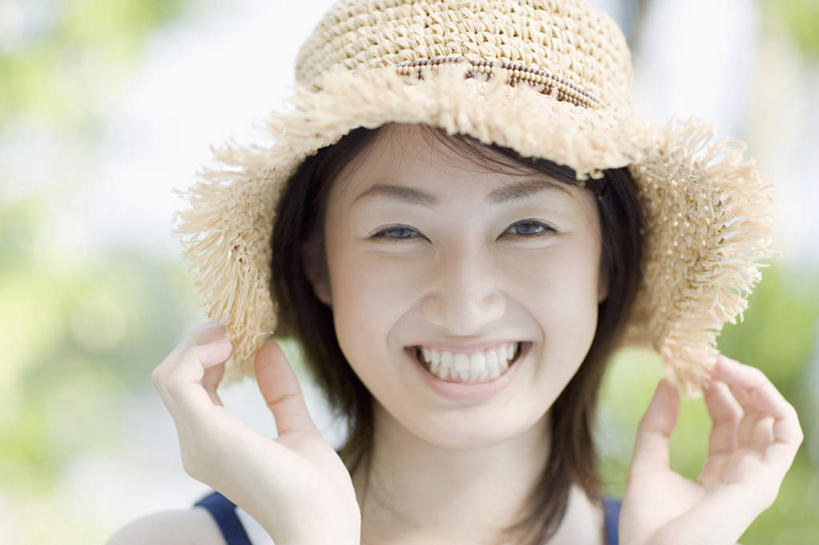 东方人,脸,头,脸颊,手,一个人,站,笑,微笑,露齿笑,横图,室外,特写,白天,正面,植物,帽子,亚洲,双手,仅一个年轻女性,仅一个女性,仅一个人,握,条纹,服装,朦胧,模糊,背心,草帽,注视,黄种人,肩膀,树,树木,衣服,绿色,自然,观察,看,站着,手部,握着,服饰,生长,成长,观看,察看,衣着,穿着,关注,衣饰,年轻女性,女人,女性,亚洲人,头部,脸部,脸蛋,面部,站立,半身,彩图