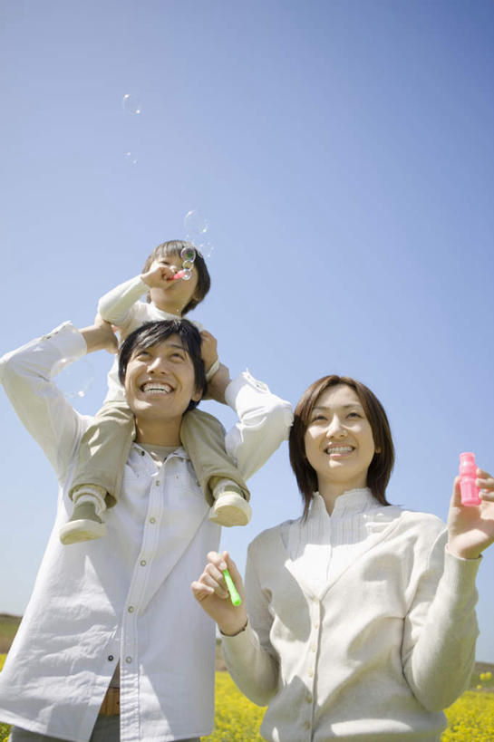 东方人,儿童,三个人,家庭,夫妻,母亲,父亲,儿子,农田,站,坐,笑,微笑,露齿笑,竖图,室外,白天,仰视,爱情,游戏,纯洁,庄稼,农作物,花海,花圃,植物,马,野生动物,玩具,叶子,亚洲,阴影,服装,盛开,光线,影子,浪漫,玩,花蕾,注视,休闲装,黄种人,娱乐,花,花瓣,花朵,花卉,鲜花,小孩,衣服,蓝色,绿色,蓝天,天空,阳光,动物,泡泡,瓶子,塑料制品,花丛,花束,花田,天,花苞,花蕊,油菜花,观察,看,站着,休闲,温暖,温馨,父子,母子,三口之家,一家人,休闲服,塑料瓶,恩爱,父爱,可爱,母爱,童年,童趣,益智,运输,恋人,服饰,牲畜,晴朗,观看,活动,和睦,察看,发泄,关注,消遣,智力,童真,烂漫,无邪,万里无云,宣泄,天真,男孩,男人,男性,年轻男性,年轻女性,女人,女性,亚洲人,孩子,年轻人,夫妇,情侣,晴空,晴空万里,玩耍,嬉戏,站立,坐着,半身,彩图,低角度拍摄,耕地,庄稼田,伴侣,融洽,芸苔,芸薹,男生