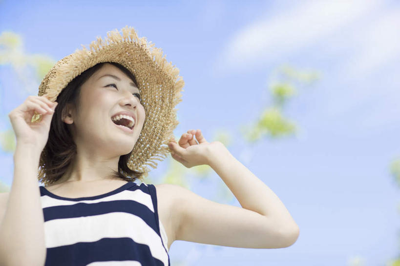 东方人,一个人,站,笑,微笑,露齿笑,横图,室外,白天,仰视,植物,帽子,亚洲,仅一个年轻女性,仅一个女性,仅一个人,握,条纹,服装,朦胧,模糊,背心,草帽,云,云朵,云彩,注视,黄种人,树,树木,衣服,蓝色,绿色,白云,蓝天,天空,自然,天,观察,看,站着,握着,服饰,生长,晴朗,成长,观看,察看,衣着,穿着,关注,衣饰,年轻女性,女人,女性,亚洲人,晴空,站立,半身,彩图,低角度拍摄