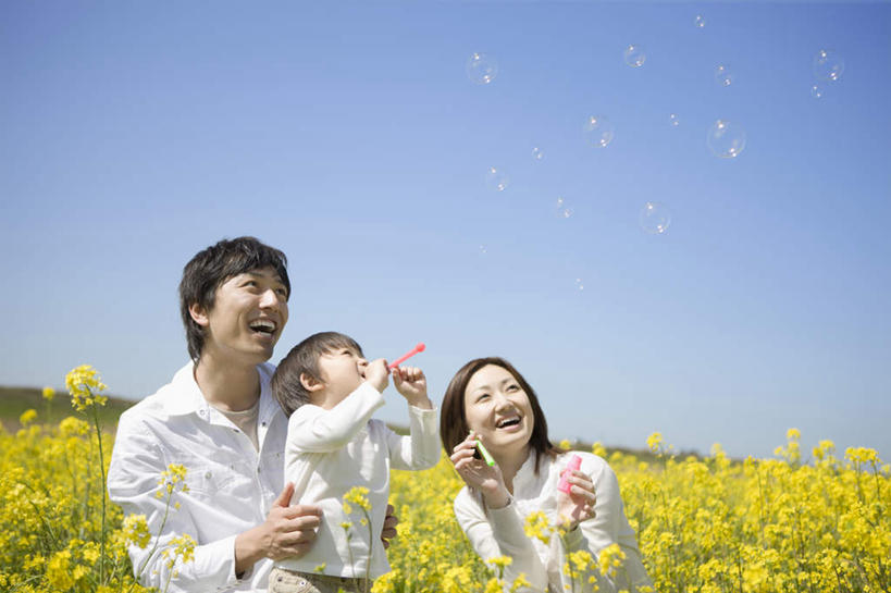 东方人,儿童,三个人,家庭,夫妻,母亲,父亲,儿子,农田,站,蹲,笑,微笑,露齿笑,横图,室外,白天,仰视,爱情,游戏,纯洁,庄稼,农作物,花海,花圃,植物,玩具,叶子,亚洲,握,阴影,服装,盛开,光线,影子,浪漫,拿,玩,花蕾,拿着,注视,休闲装,黄种人,娱乐,花,花瓣,花朵,花卉,鲜花,小孩,衣服,蓝色,绿色,蓝天,天空,阳光,泡泡,瓶子,塑料制品,花丛,花束,花田,天,花苞,花蕊,油菜花,观察,看,站着,休闲,温暖,温馨,父子,母子,三口之家,一家人,休闲服,塑料瓶,恩爱,父爱,可爱,母爱,童年,童趣,益智,握着,恋人,服饰,晴朗,观看,活动,和睦,察看,发泄,关注,消遣,智力,童真,烂漫,无邪,万里无云,宣泄,天真,男孩,男人,男性,年轻男性,年轻女性,女人,女性,亚洲人,孩子,年轻人,夫妇,情侣,晴空,晴空万里,蹲着,抬头,玩耍,嬉戏,仰头,站立,半身,彩图,低角度拍摄,耕地,庄稼田,伴侣,融洽,芸苔,芸薹,男生