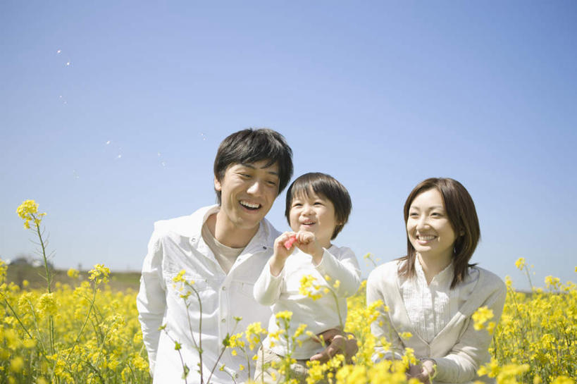 东方人,儿童,三个人,家庭,夫妻,母亲,父亲,儿子,农田,站,蹲,笑,微笑,露齿笑,横图,室外,白天,正面,爱情,游戏,纯洁,庄稼,农作物,花海,花圃,植物,玩具,叶子,亚洲,握,阴影,服装,盛开,光线,影子,浪漫,拿,玩,花蕾,拿着,注视,休闲装,黄种人,娱乐,花,花瓣,花朵,花卉,鲜花,小孩,衣服,蓝色,绿色,蓝天,天空,阳光,泡泡,瓶子,塑料制品,花丛,花束,花田,天,花苞,花蕊,油菜花,观察,看,站着,休闲,温暖,温馨,父子,母子,三口之家,一家人,休闲服,塑料瓶,恩爱,父爱,可爱,母爱,童年,童趣,益智,握着,恋人,服饰,晴朗,观看,活动,和睦,察看,发泄,关注,消遣,智力,童真,烂漫,无邪,万里无云,宣泄,天真,男孩,男人,男性,年轻男性,年轻女性,女人,女性,亚洲人,孩子,年轻人,夫妇,情侣,晴空,晴空万里,蹲着,抬头,玩耍,嬉戏,仰头,站立,半身,彩图,耕地,庄稼田,伴侣,融洽,芸苔,芸薹,男生