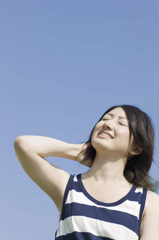 东方人,一个人,站,闭眼,笑,微笑,露齿笑,竖图,室外,白天,仰视,亚洲,仅一个年轻女性,仅一个女性,仅一个人,抱头,服装,背心,黄种人,衣服,蓝色,蓝天,天空,天,站着,服饰,晴朗,衣着,穿着,万里无云,捧首,捧头,衣饰,年轻女性,女人,女性,亚洲人,晴空,晴空万里,闭眼睛,闭着眼,闭着眼睛,站立,半身,彩图,低角度拍摄