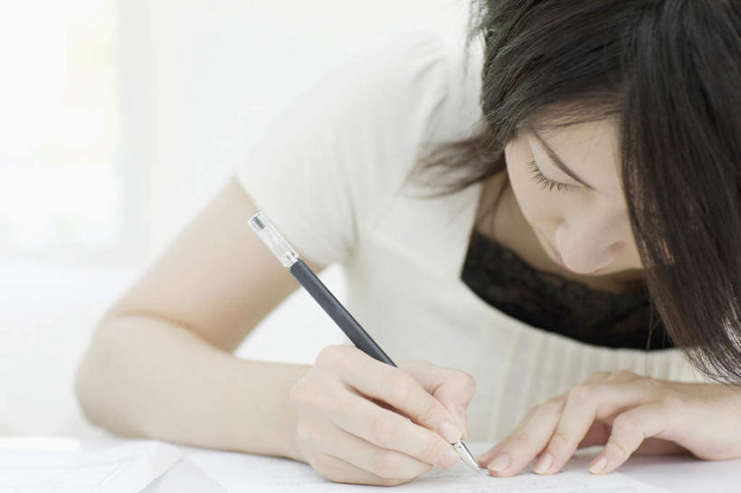 东方人,一个人,坐,横图,室内,白天,正面,桌面,桌子,亚洲,仅一个年轻女性,仅一个女性,仅一个人,握,服装,朦胧,模糊,木制,笔,材料,档案,文件,纸,墙,办公用品,拿,拿着,注视,休闲装,黄种人,水笔,墙壁,墙面,文具,衣服,白色,木制品,手稿,学习用品,资料,低头,观察,看,休闲,休闲服,握着,服饰,观看,文具用品,证明,察看,书写,关注,文档,年轻女性,女人,女性,亚洲人,坐着,半身,彩图