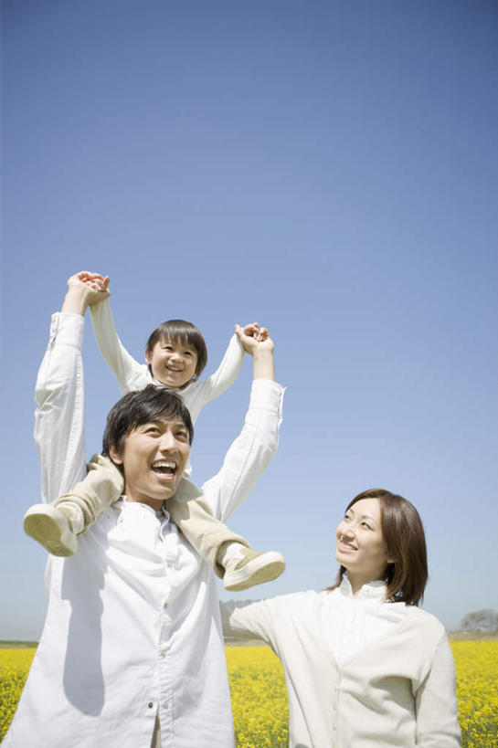 东方人,儿童,三个人,家庭,夫妻,母亲,父亲,儿子,农田,站,举,握手,笑,微笑,露齿笑,竖图,室外,白天,仰视,爱情,纯洁,庄稼,农作物,花海,花圃,植物,叶子,亚洲,阴影,服装,盛开,光线,影子,浪漫,花蕾,注视,休闲装,黄种人,花,花瓣,花朵,花卉,鲜花,小孩,骑,衣服,蓝色,绿色,蓝天,天空,阳光,花丛,花束,花田,天,花苞,花蕊,油菜花,观察,看,扛,托,站着,休闲,温暖,温馨,父子,母子,三口之家,一家人,休闲服,恩爱,父爱,可爱,母爱,童年,童趣,恋人,服饰,晴朗,观看,和睦,察看,关注,童真,烂漫,无邪,万里无云,扛在肩上,骑在肩上,天真,男孩,男人,男性,年轻男性,年轻女性,女人,女性,亚洲人,孩子,年轻人,夫妇,情侣,晴空,晴空万里,搀手,举起,举手,举着,拉手,手拉手,手握手,抬头,向上举,向上伸,向上托,仰头,站立,半身,彩图,低角度拍摄,耕地,庄稼田,伴侣,融洽,芸苔,芸薹,男生
