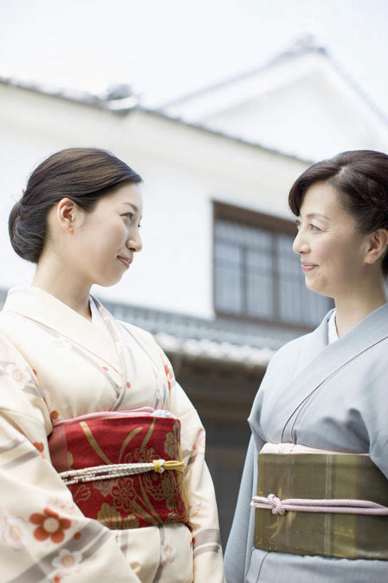 东方人,两个人,家庭,母亲,女儿,家,站,笑,微笑,露齿笑,竖图,室外,白天,正面,民族服装,亚洲,和服,朦胧,模糊,房屋,屋子,公寓,扭头,注视,黄种人,洋房,楼房,住宅,观察,看,站着,转头,温暖,温馨,母女,一家人,母爱,服饰,观看,和睦,察看,关注,吴服,唐草,唐花,唐锦,年轻女性,女人,女性,中年女性,亚洲人,站立,半身,彩图,传统服装,民俗服,房子,融洽