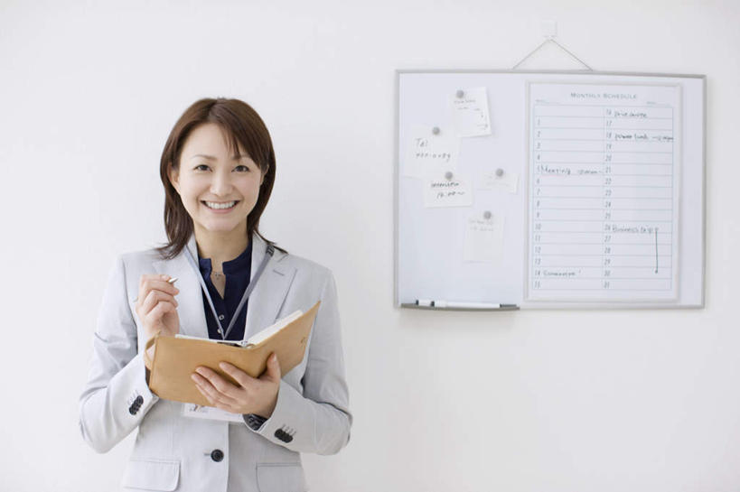 东方人,一个人,商务人士,商务女性,站,笑,微笑,露齿笑,横图,室内,白天,正面,亚洲,仅一个女性,仅一个人,吊挂,握,悬挂,套装,朦胧,模糊,信息,笔,墙,办公用品,记事本,挂,拿,拿着,注视,黄种人,标识,吊牌,布告,布告栏,墙壁,墙面,文具,白色,本子,笔记本,胸牌,学习用品,观察,看,站着,仅一个中年女性,握着,观看,文具用品,察看,徽章,通知,公告,传播,关注,消息,商务装,身份,工薪阶层,胸章,胸卡,编号牌,雕刻牌,工号牌,胸号牌,胸徽,员工牌,公布栏,女人,女性,中年女性,亚洲人,白领,上班族,站立,半身,彩图