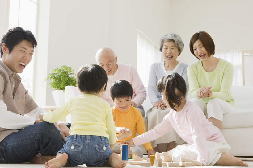 东方人,儿童,老年人,母亲,父亲,女儿,祖母,祖父,三代同堂,客厅,坐,笑,盘腿,微笑,露齿笑,横图,室内,白天,仰视,游戏,纯洁,智慧,植物,窗户,沙发,玩具,亚洲,握,服装,盆栽,墙,盆景,许多人,拿,玩,拿着,扭头,注视,休闲装,黄种人,光脚,娱乐,祖孙三代,玻璃窗,墙壁,墙面,小孩,衣服,绿色,白色,自然,观察,看,转头,一群人,休闲,温暖,温馨,父女,母女,赤脚,休闲服,积木,父爱,可爱,母爱,童年,童趣,益智,握着,服饰,生长,奶奶,爷爷,成长,观看,活动,祖孙,和睦,察看,起居室,思维,发泄,关注,消遣,智力,想象,布艺沙发,童真,烂漫,无邪,外婆,外孙女,外祖母,外公,外祖父,外孙,外孙子,宣泄,客堂,天真,老年男性,老年女性,男孩,男人,男性,年轻男性,年轻女性,女孩,女人,女性,亚洲人,孩子,年轻人,全家福,孙女,孙子,盘腿而坐,盘膝,盘着腿的,盘着腿坐,双腿交叉,玩耍,嬉戏,坐着,半身,彩图,低角度拍摄,融洽,男生,女生,爸爸,多代同堂,妈妈