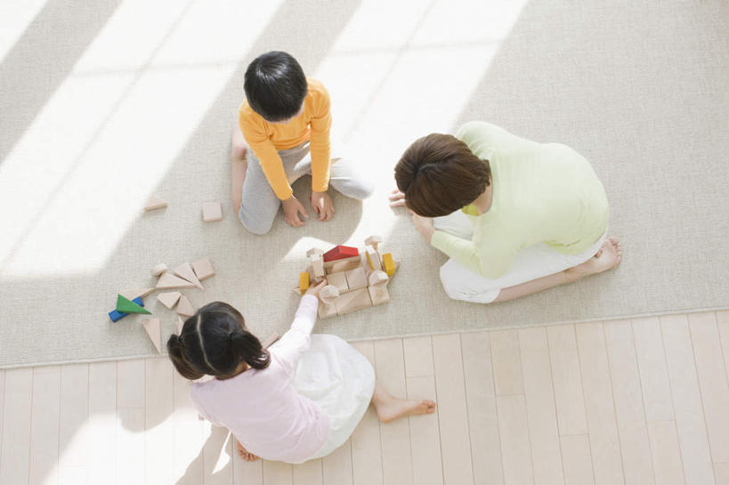 东方人,儿童,两个人,家庭,母亲,女儿,儿子,坐,跪,横图,俯视,室内,白天,游戏,纯洁,智慧,地板,地毯,玩具,亚洲,握,阴影,服装,装饰,编织,反射,影子,手工艺品,织物,地面,拿,玩,拿着,注视,休闲装,黄种人,光脚,娱乐,木地板,小孩,衣服,工艺品,观察,看,休闲,温暖,温馨,母女,母子,一家人,赤脚,休闲服,积木,可爱,母爱,童年,童趣,益智,握着,服饰,观看,活动,华丽,修饰,点缀,和睦,察看,思维,发泄,关注,消遣,智力,想象,童真,烂漫,无邪,宣泄,衬托,美观,雅致,雅观,天真,男孩,男人,男性,年轻女性,女孩,女人,女性,亚洲人,孩子,年轻人,跪着,玩耍,嬉戏,坐着,彩图,高角度拍摄,全身,融洽,男生,女生