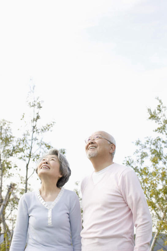 东方人,老年人,两个人,家庭,夫妻,站,笑,微笑,露齿笑,竖图,室外,白天,仰视,爱情,植物,亚洲,服装,眼镜,云,云朵,浪漫,云彩,注视,休闲装,黄种人,树,树木,衣服,蓝色,绿色,白云,蓝天,天空,自然,天,观察,看,站着,休闲,温暖,温馨,一家人,休闲服,恩爱,恋人,服饰,生长,晴朗,成长,观看,老花镜,和睦,察看,关注,远视眼镜,老年男性,老年女性,男人,男性,女人,女性,亚洲人,夫妇,情侣,晴空,抬头,仰头,站立,半身,彩图,低角度拍摄,伴侣,融洽