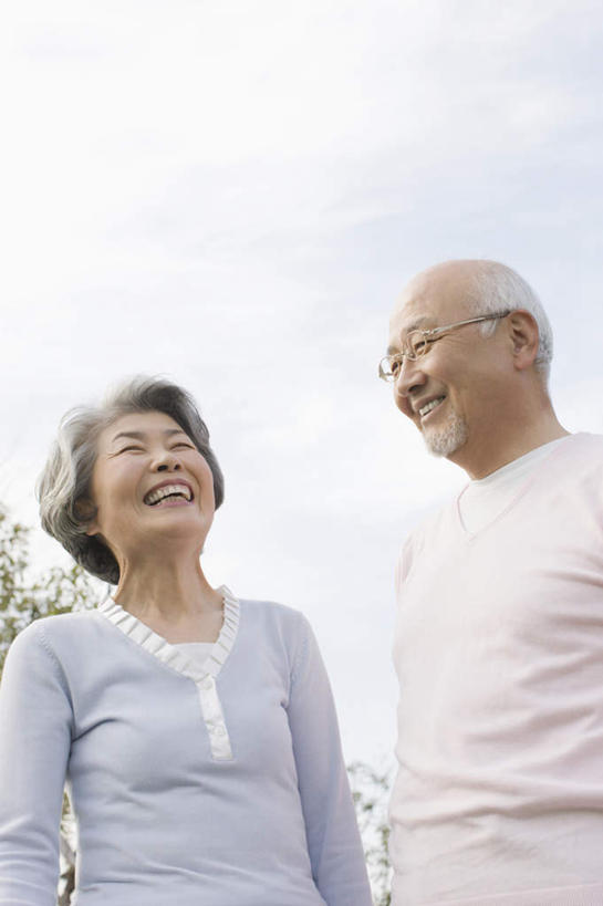 东方人,老年人,两个人,家庭,夫妻,站,笑,微笑,露齿笑,竖图,室外,白天,仰视,爱情,植物,亚洲,服装,眼镜,云,云朵,浪漫,云彩,注视,休闲装,黄种人,树,树木,衣服,蓝色,绿色,白云,蓝天,天空,自然,天,观察,看,站着,休闲,温暖,温馨,一家人,休闲服,恩爱,恋人,服饰,生长,晴朗,成长,观看,老花镜,和睦,察看,关注,远视眼镜,老年男性,老年女性,男人,男性,女人,女性,亚洲人,夫妇,情侣,晴空,抬头,仰头,站立,半身,彩图,低角度拍摄,伴侣,融洽