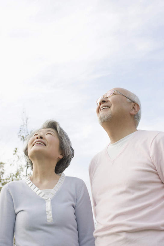 东方人,老年人,两个人,家庭,夫妻,站,笑,微笑,露齿笑,竖图,室外,白天,仰视,爱情,植物,亚洲,服装,眼镜,云,云朵,浪漫,云彩,注视,休闲装,黄种人,树,树木,衣服,蓝色,绿色,白云,蓝天,天空,自然,天,观察,看,站着,休闲,温暖,温馨,一家人,休闲服,恩爱,恋人,服饰,生长,晴朗,成长,观看,老花镜,和睦,察看,关注,远视眼镜,老年男性,老年女性,男人,男性,女人,女性,亚洲人,夫妇,情侣,晴空,抬头,仰头,站立,半身,彩图,低角度拍摄,伴侣,融洽