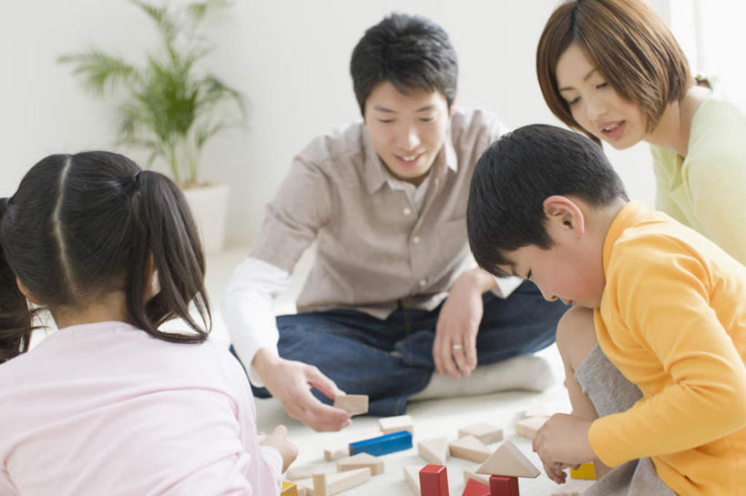 东方人,儿童,四个人,家庭,夫妻,母亲,父亲,女儿,儿子,客厅,坐,笑,盘腿,微笑,露齿笑,横图,室内,白天,正面,爱情,游戏,纯洁,智慧,植物,玩具,亚洲,握,服装,盆栽,墙,盆景,浪漫,拿,玩,拿着,注视,休闲装,黄种人,娱乐,墙壁,墙面,小孩,衣服,绿色,白色,自然,观察,看,休闲,温暖,温馨,父女,父子,母女,母子,一家人,休闲服,积木,恩爱,父爱,可爱,母爱,童年,童趣,益智,握着,恋人,服饰,生长,成长,观看,活动,和睦,察看,起居室,思维,发泄,关注,消遣,智力,想象,童真,烂漫,无邪,宣泄,客堂,天真,男孩,男人,男性,年轻男性,年轻女性,女孩,女人,女性,亚洲人,孩子,年轻人,夫妇,情侣,盘腿而坐,盘膝,盘着腿的,盘着腿坐,双腿交叉,玩耍,嬉戏,坐着,半身,彩图,伴侣,融洽,男生,女生